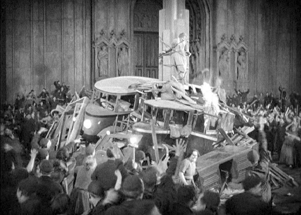 Traurige Nebenrolle in Fritz Langs Stummfilmepos "Metropolis": Bereits fünf Jahre nach der Präsentation in Berlin landet Edmund Rumplers Zukunftsvision auf dem Scheiterhaufen der Despotie. Zwei Tropfenwagen sollen helfen, Maria zu verbrennen