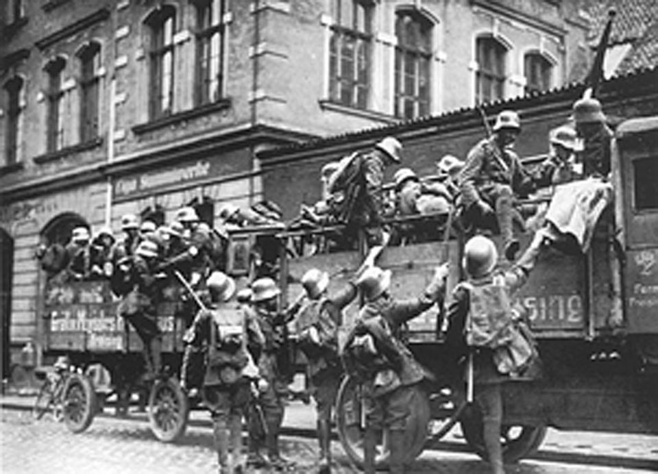 Hitler-Fotograf Heinrich Hoffmann: Heinrich Hoffmann dokumentiert immerhin die Vorbereitungen zum Marsch durch München, wie hier das Besteigen von Lastwagen durch nationalsozialistische Truppen Hitler-Fotograf Heinrich Hoffmann: Heinrich Hoffmann dokumentiert immerhin die Vorbereitungen zum Marsch durch München, wie hier das Besteigen von Lastwagen durch nationalsozialistische Truppen