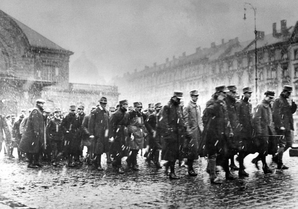 Hitler-Fotograf Heinrich Hoffmann: Gegen Mittag des 9. November 1923 befiehlt Weltkriegsgeneral Erich Ludendorff, Hitlers prominentester Mitverschwörer, einen "Marsch in die Stadt". Angeblich zeigt dieses Foto die Putschisten dabei, wie sie dem Befehl nachkommen Hitler-Fotograf Heinrich Hoffmann: Gegen Mittag des 9. November 1923 befiehlt Weltkriegsgeneral Erich Ludendorff, Hitlers prominentester Mitverschwörer, einen "Marsch in die Stadt". Angeblich zeigt dieses Foto die Putschisten dabei, wie sie dem Befehl nachkommen