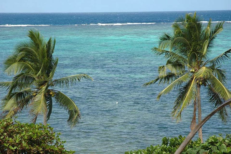 Vom Haus sieht man verheißungsvoll das blaue Meer glitzern