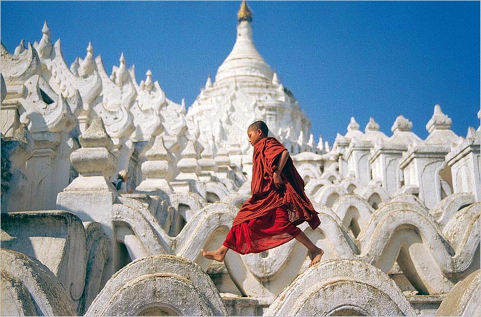 Ein Junge vor der Hsinbyume-Pagode in Mingun, Myanmar. Mit diesem Bild hat Harald Keller aus Berlin den Online-Fotowettbewerb auf GEO.de in diesem Monat gewonnen. Der Kontrast der Farben, so die Begründung der GEO-Bildredaktion, verstärke den klaren Bildaufbau. Und der Schritt des Jungen auf den steinernen Wellen vermittle den Eindruck einer konzentrierten, aber doch dynamischen Ruhe