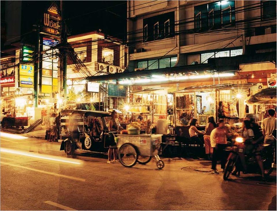 Wenn die Sonne untergegangen ist und die Hitze des Tages weicht, verwandeln sich die Straßen in Chiang Mai in pulsierende Lebensadern. Marktstände, mobile Garküchen, Shops und Restaurants mit dazugehörigen Massageplätzen locken Einheimische und Durchreisende gleichermaßen