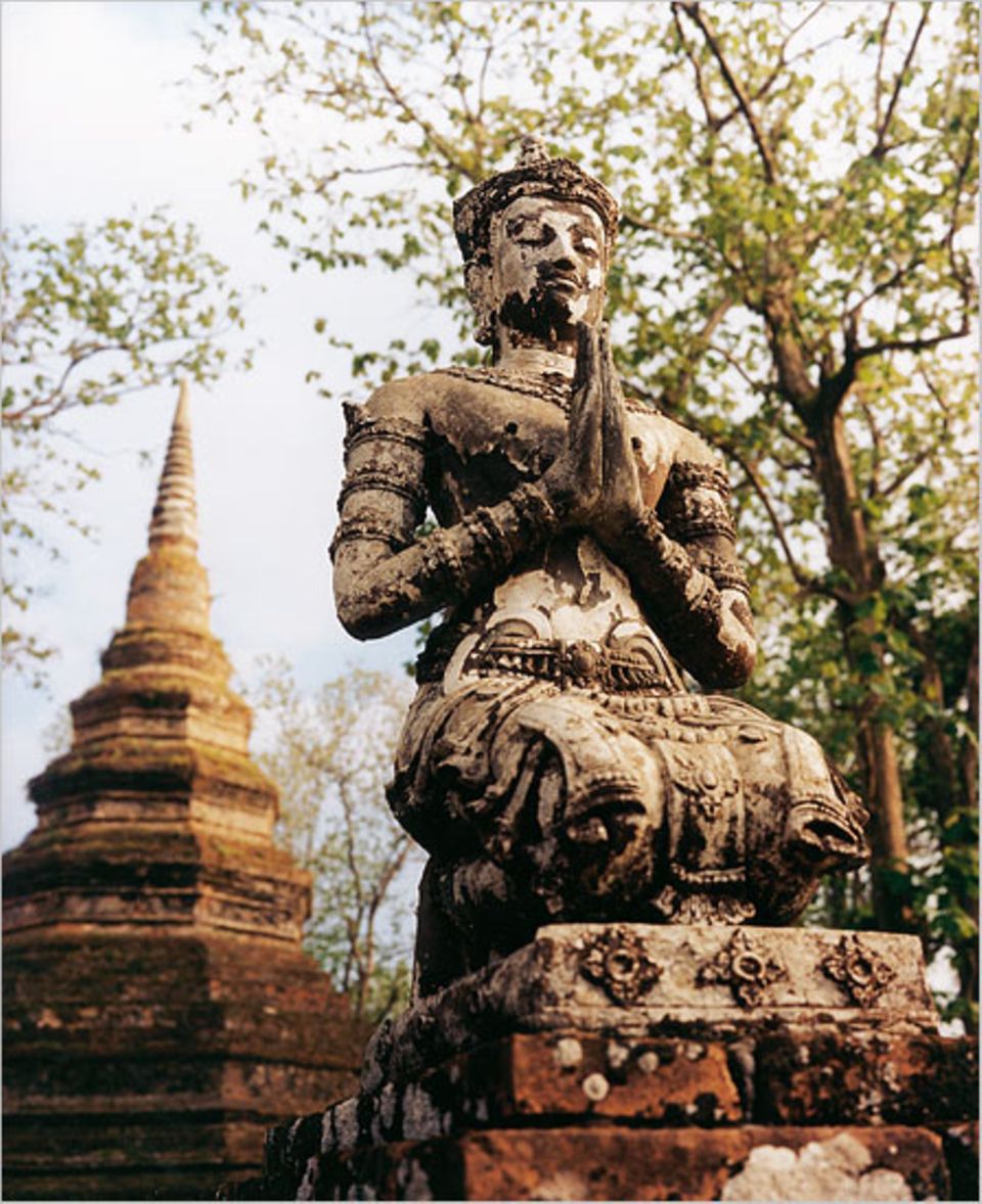 Filigrane Buddha-Figurgen, ein Wald aus alten Teakbäumen, von Moos überwucherte Pagoden und Tempelruinen - kaum eine Provinzstadt bietet solch verwunschene Winkel wie Chiang Saen am Mekong, nur zwölf Kilometer vom Goldenen Dreieck entfernt. Im 11. und 12. Jahrhundert befand sich hier der Sitz eines nordthailändischen Königreichs - sein eleganter Kunsstil fasziniert bis heute