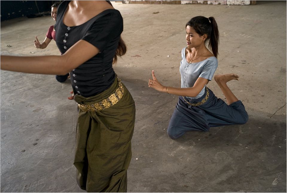 Schülerin Sang Phorsda mimt den "Abflug", eine klassische Apsara-Pose. Sie hat es zur Fronttänzerin geschafft und übt nach dem Training zu Hause weiter
