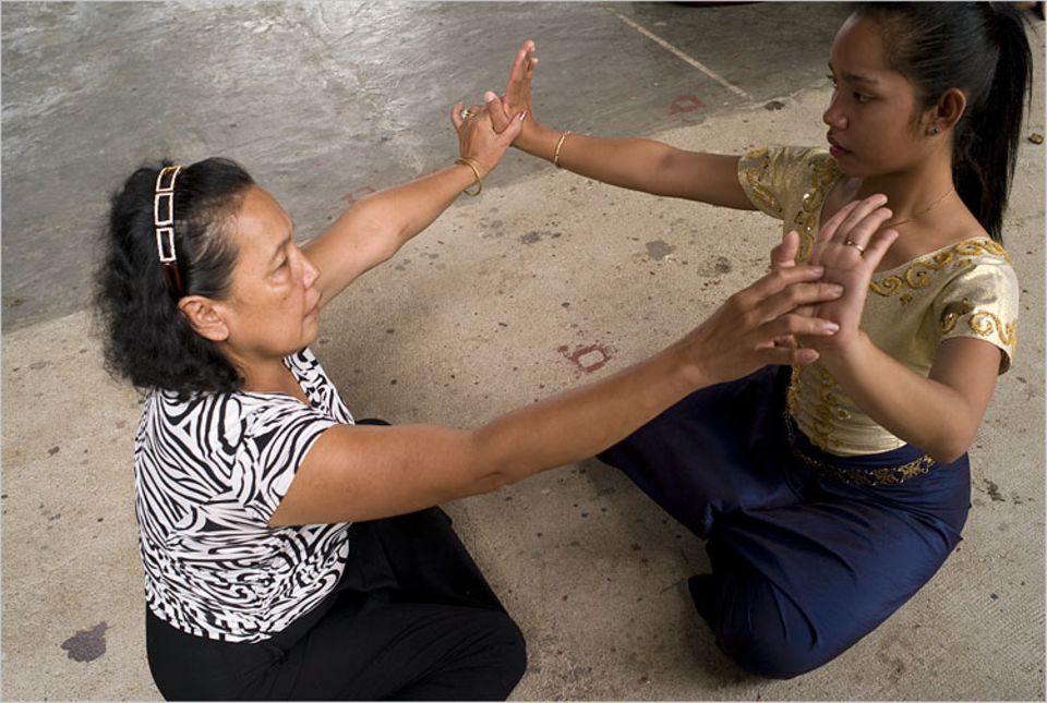 Lehrerin Pen Sok Huon war Mitglied des Königlichen Balletts. Den Roten Khmer entkam sie, weil sie sich als Bäuerin tarnte. Heute unterrichtet sie den Apsara-Nachwuchs Lehrerin Pen Sok Huon war Mitglied des Königlichen Balletts. Den Roten Khmer entkam sie, weil sie sich als Bäuerin tarnte. Heute unterrichtet sie den Apsara-Nachwuchs