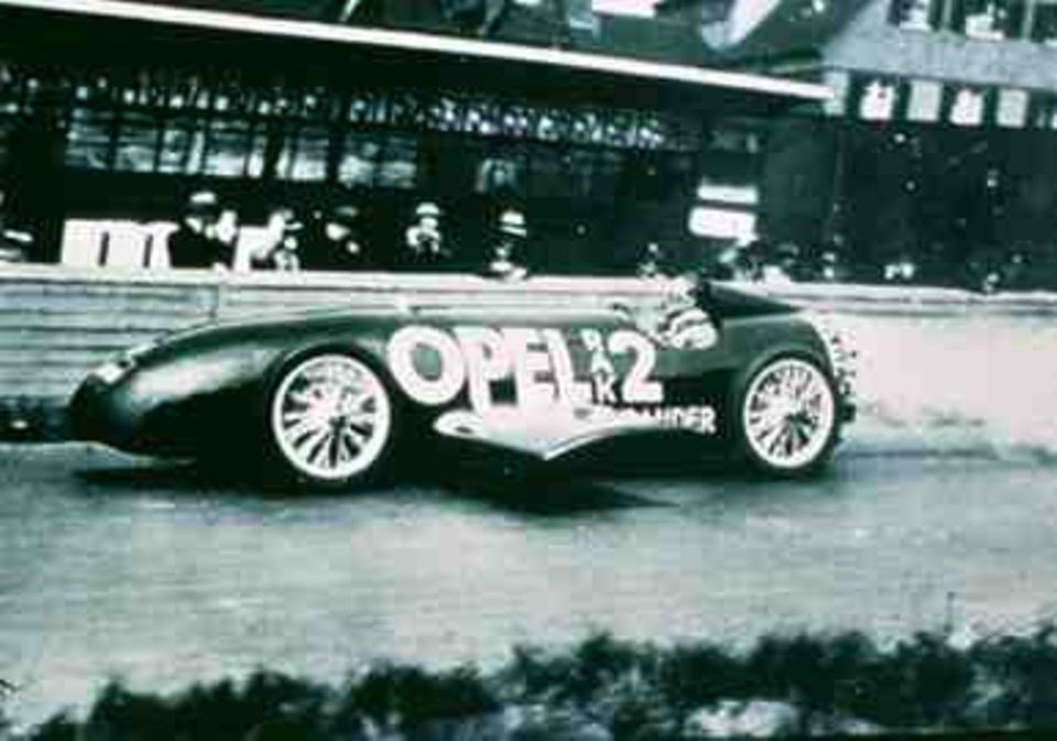 Eine Stahlpanzerplatte im Rücken trennt Fritz von Opel bei seiner Raketenfahrt am 23. Mai 1928 von den Pulverladungen des „RAK 2“