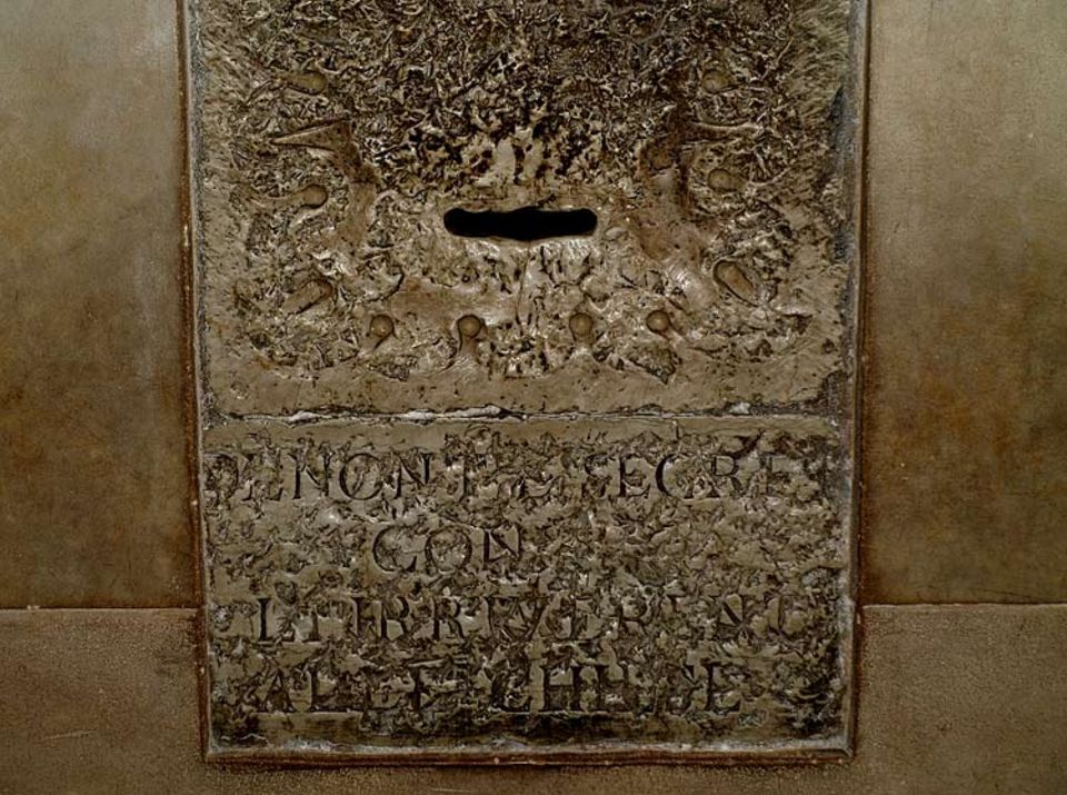 Wohl durch diesen Briefschlitz hat ein Unbekannter die erste Denunziation zur "Spanischen Verschwörung" von 1618 geworfen. Bis heute ist allerdings ungeklärt, welches Vergehen hier angezeigt werden konnte