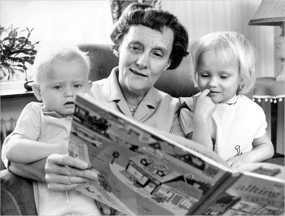 Hier liest Astrid Lindgren für ihre eigenen Enkelkinder Annika und Anders (1966) Hier liest Astrid Lindgren für ihre eigenen Enkelkinder Annika und Anders (1966)