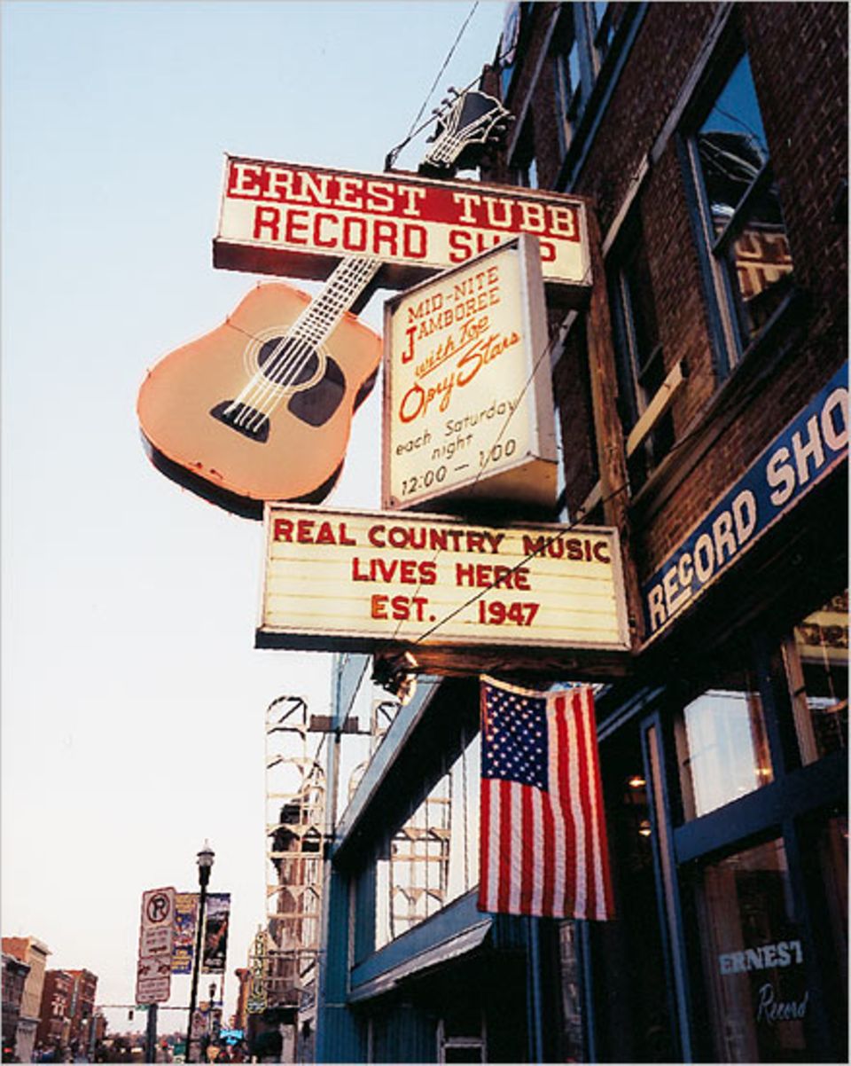 Der Ernest Tubb Record Shop ist eine Institution auf der Musikmeile der Stadt, die von Hochhäusern überragt wird Der Ernest Tubb Record Shop ist eine Institution auf der Musikmeile der Stadt, die von Hochhäusern überragt wird