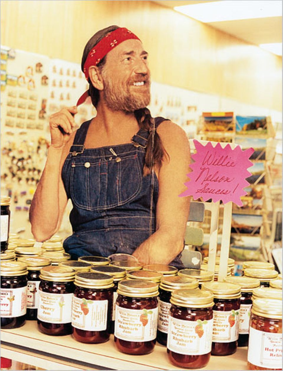 Im Laden seines Museums steht Country-Legende Willie Nelson als Pappkamerad - und preist seine Saucen und Marmeladen an Im Laden seines Museums steht Country-Legende Willie Nelson als Pappkamerad - und preist seine Saucen und Marmeladen an