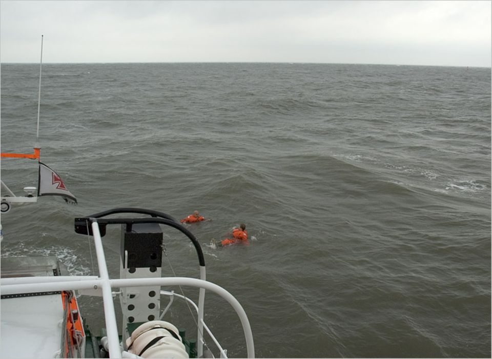 Auf offener See: Wie abgesprochen, entfernt sich das Schiff von den "Schiffbrüchigen". So soll Sina ein Gespür dafür bekommen, wie sich wohl der russische Seemann gefühlt haben mag