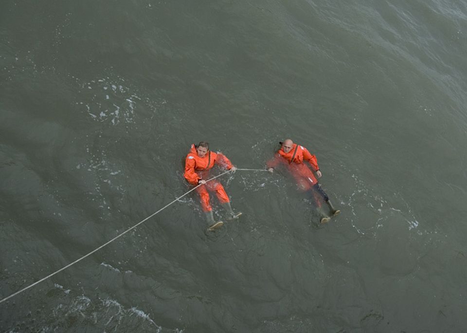 Die Rettung: Sina und Jochen halten sich an einer Rettungsleine fest, die ihnen Michael und Timo von Bord des Kreuzers zugeworfen hatten