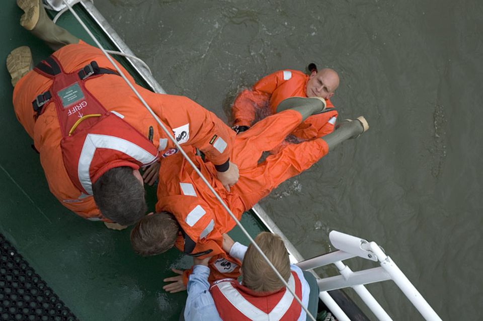 Starke Männer: Michael Ulrichs hat Sina am Rücken gepackt und zieht sie mit einem Ruck aus dem Wasser. Timo Stapelfeld hilft ihm dabei