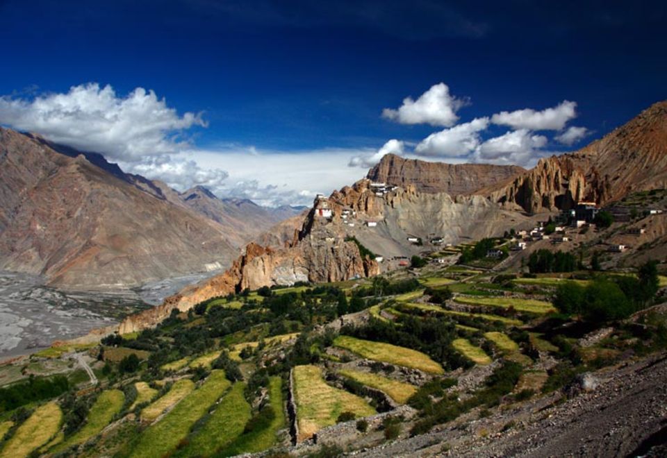 Auf einem unnahbaren Grat in fast 4000 Meter Höhe erhebt sich das Dorf Dankhar im Westen des Himalaya. Einst war es Hauptstadt des früheren Königsreiches Spiti, benannt nach dem Fluss, der sich durch das Tal zieht Auf einem unnahbaren Grat in fast 4000 Meter Höhe erhebt sich das Dorf Dankhar im Westen des Himalaya. Einst war es Hauptstadt des früheren Königsreiches Spiti, benannt nach dem Fluss, der sich durch das Tal zieht
