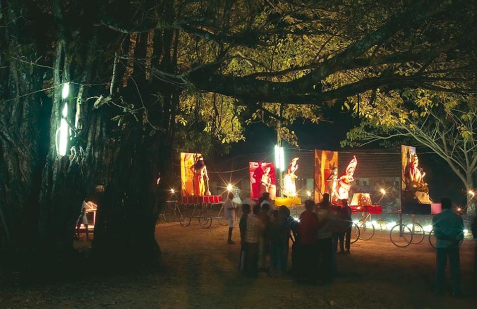 Das Nachbardorf feiert ein Fest: Gegen Mitternacht schieben die Bewohner Schreine ihrer Götter Richtung Tempel. Dort vertreibt ein Priester in einer jahrtausendealten Zeremonie das Böse Das Nachbardorf feiert ein Fest: Gegen Mitternacht schieben die Bewohner Schreine ihrer Götter Richtung Tempel. Dort vertreibt ein Priester in einer jahrtausendealten Zeremonie das Böse