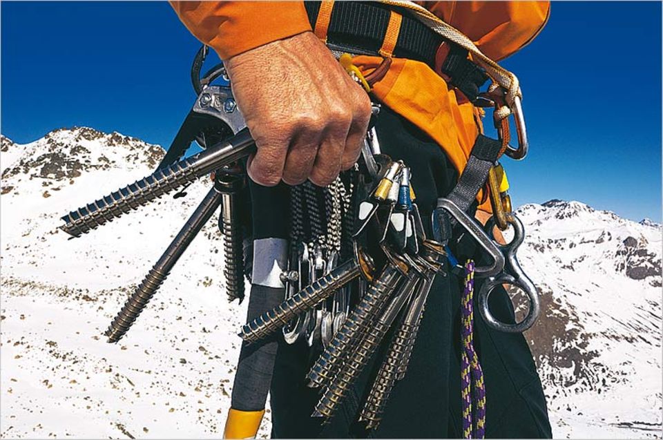 Schwermetall: Am Gurt hängen Karabiner und Schrauben fürs Eis