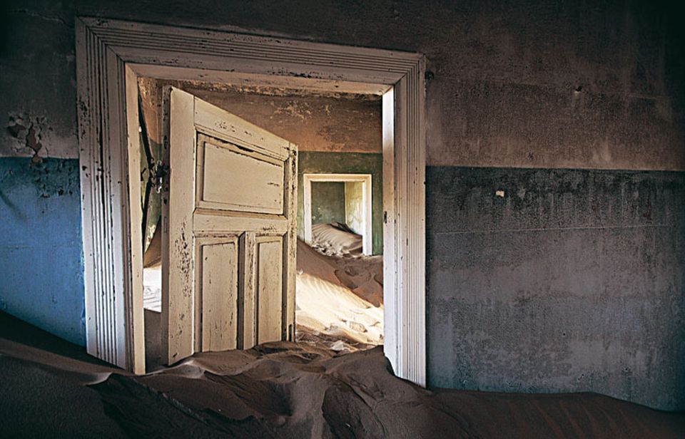 Kolmanskop, Namibia. In diesem Haus haben einmal Diamantenschürfer gelebt. Seit Jahrzehnten ist der Ort, einst der reichste des Landes, verlassen. Die Wüste hat ihn zurückerobert. Das Bild von Sandra Stoiber aus Bern ist in diesem Monat der Sieger des Online-Fotowettbewerbs auf GEO.de