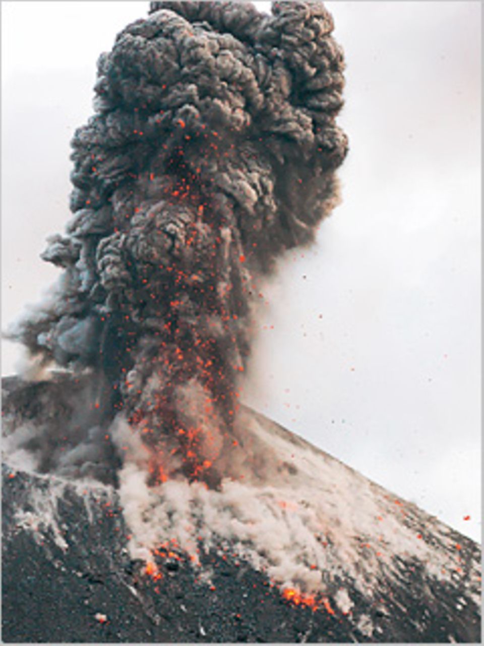 Bis an den Fuß des Vulkans Anak Krakatau in Indonesien wagte sich GEO-Leser Thomas Bartsch aus Lichtenstein. Der Lohn dafür: Ausgesprochen scharf zeigt das Bild die Rauchsäule und deutlich auch die glühenden Lavabrocken, die der Berg herausschleudert