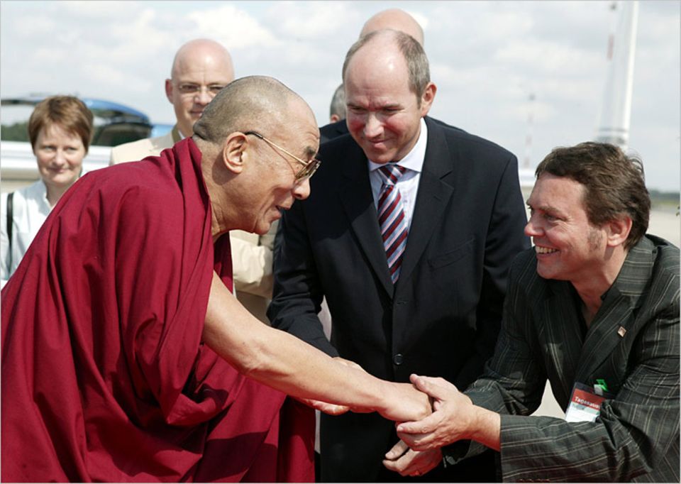 GEO.de-Autor Andreas Hilmer (rechts) mit dem Dalai Lama GEO.de-Autor Andreas Hilmer (rechts) mit dem Dalai Lama