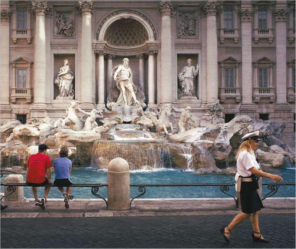An der barocken Fontana di Trevi, wo sich tagsüber Touristen in Massen drängen, genießen die Läufer ihren Platz in der ersten Reihe