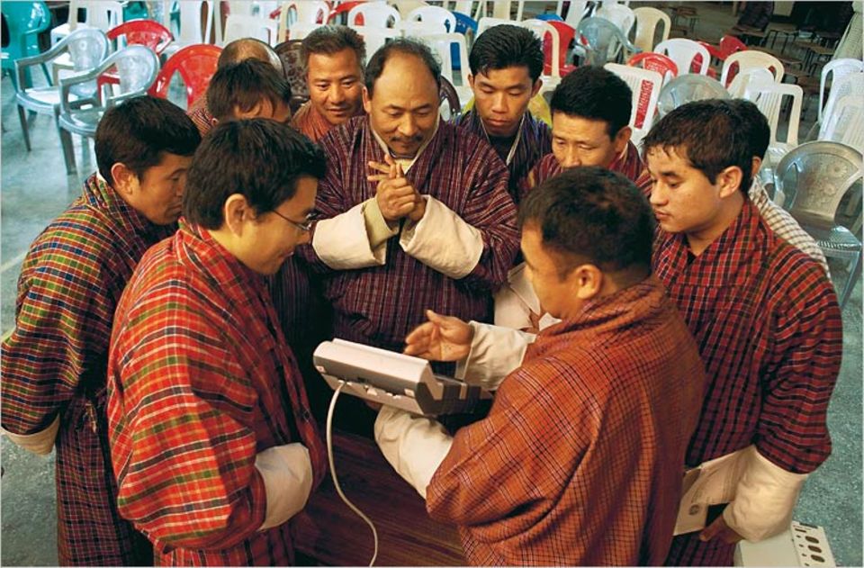 Moderne Wundermaschinen: Die Bhutaner füllen keine Stimmzettel aus, sondern wählen mit elektronischen Zählgeräten Moderne Wundermaschinen: Die Bhutaner füllen keine Stimmzettel aus, sondern wählen mit elektronischen Zählgeräten