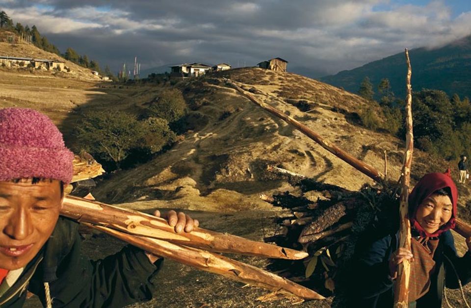 Im Vorgebirge, auf 3000 Metern, stehen die Häuser des Dorfes Chunphel. Die Bauern geben ihre Stimme in der weiß getünchten Schule ab Im Vorgebirge, auf 3000 Metern, stehen die Häuser des Dorfes Chunphel. Die Bauern geben ihre Stimme in der weiß getünchten Schule ab
