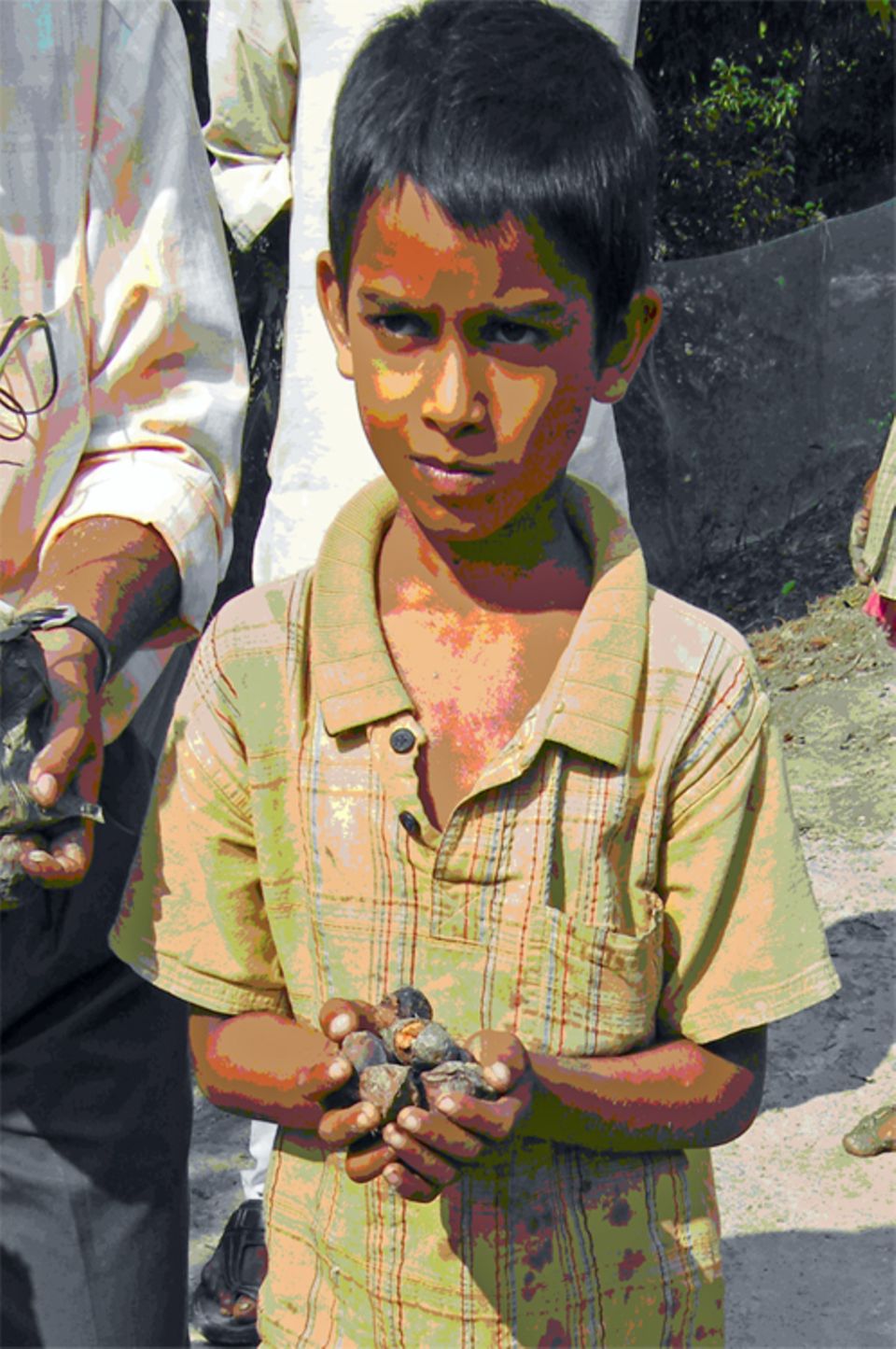 Kleiner Junge mit Mangrovensamen