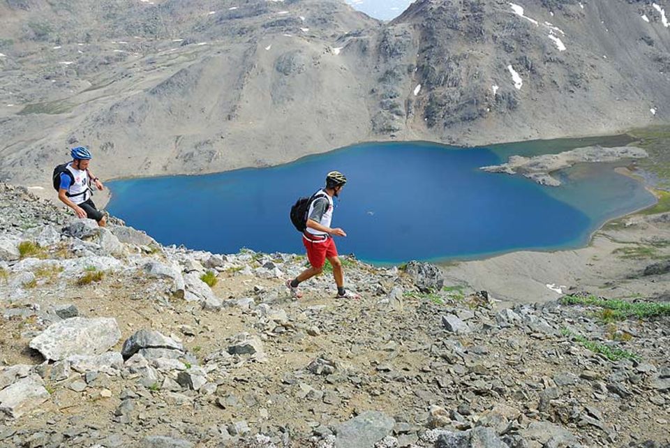 Mountainrunning: Das bergige Gelaende durchqueren die Teams im Laufschritt Mountainrunning: Das bergige Gelaende durchqueren die Teams im Laufschritt