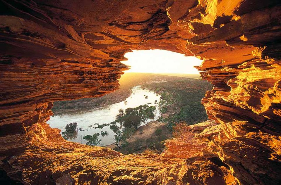 Sonnenaufgang vor "Nature's Window", einer durch Erosion entstandenen Felsöffnung im Kalbarri-Nationalpark im Westen Australiens. Von Mücken geplagt, hat GEO-Leser Alex Kaeslin ausgeharrt, bis das Gestein im frühen Licht zu erglühen begann. Er gewinnt mit diesem Bild den Fotowettbewerb im Mai