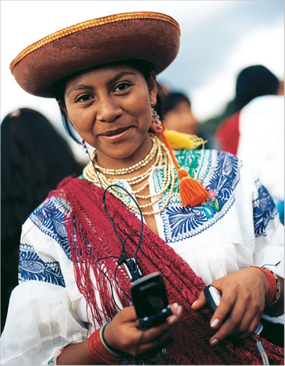 InCayambe leben Kichwa-Indianer, die lässig Tracht und Telekommunikation vereinen InCayambe leben Kichwa-Indianer, die lässig Tracht und Telekommunikation vereinen