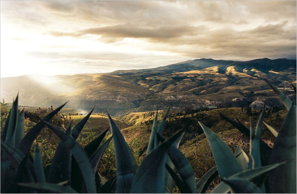 Spot an! Etwa dort, wo der Sonnenstrahl auftrifft, verläuft der Äquator durch das Tal von Guayllabamba. Hier befinden sich auch die Pyramiden von Cochasquí Spot an! Etwa dort, wo der Sonnenstrahl auftrifft, verläuft der Äquator durch das Tal von Guayllabamba. Hier befinden sich auch die Pyramiden von Cochasquí