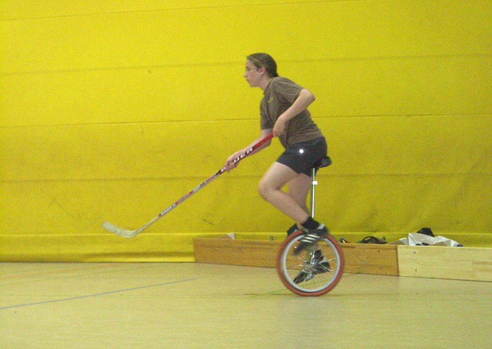 Emil bei seinem Lieblingssport. Lest auf Seite 2, was er euch empfiehlt, wenn ihr selbst Einradhockey spielen wollt Emil bei seinem Lieblingssport. Lest auf Seite 2, was er euch empfiehlt, wenn ihr selbst Einradhockey spielen wollt