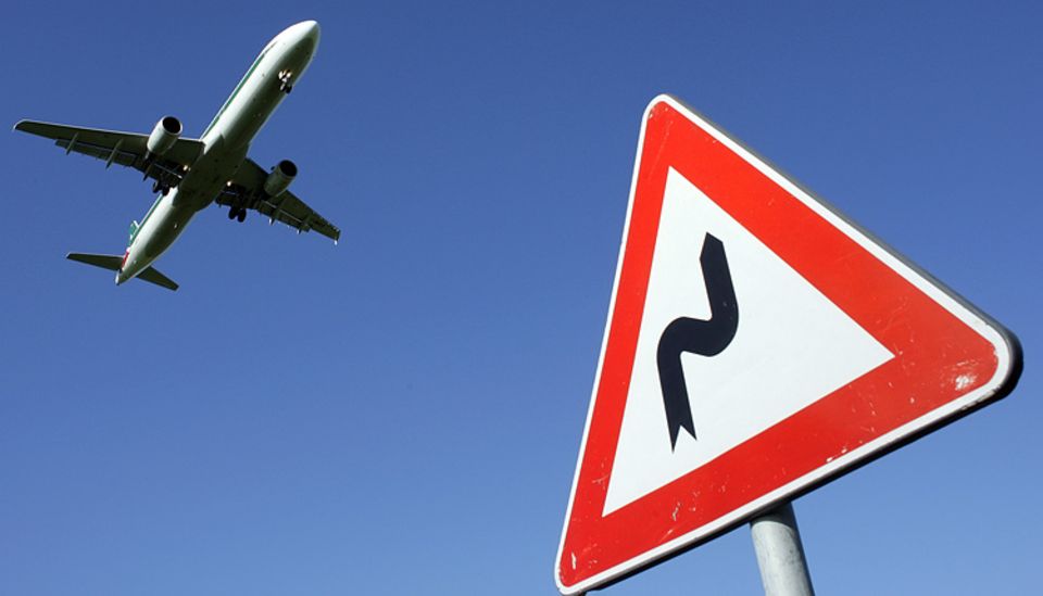 Nicht immer nimmt das Flugzeug den direkten Weg. Manchmal wäre ist man mit anderen Transportmitteln deutlich schneller am Ziel Nicht immer nimmt das Flugzeug den direkten Weg. Manchmal wäre ist man mit anderen Transportmitteln deutlich schneller am Ziel