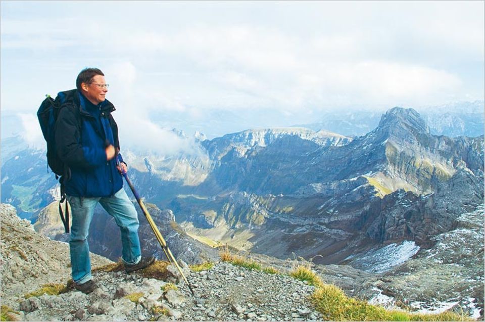 Ertappt: Dass er seine Wanderungen mit einem Höhepunkt auf deutschschweizer Boden beschließt, meint Widmer nicht regionalpatriotisch. Die Sicht von Säntis auf den Altmann hat es ihm einfach angetan Ertappt: Dass er seine Wanderungen mit einem Höhepunkt auf deutschschweizer Boden beschließt, meint Widmer nicht regionalpatriotisch. Die Sicht von Säntis auf den Altmann hat es ihm einfach angetan