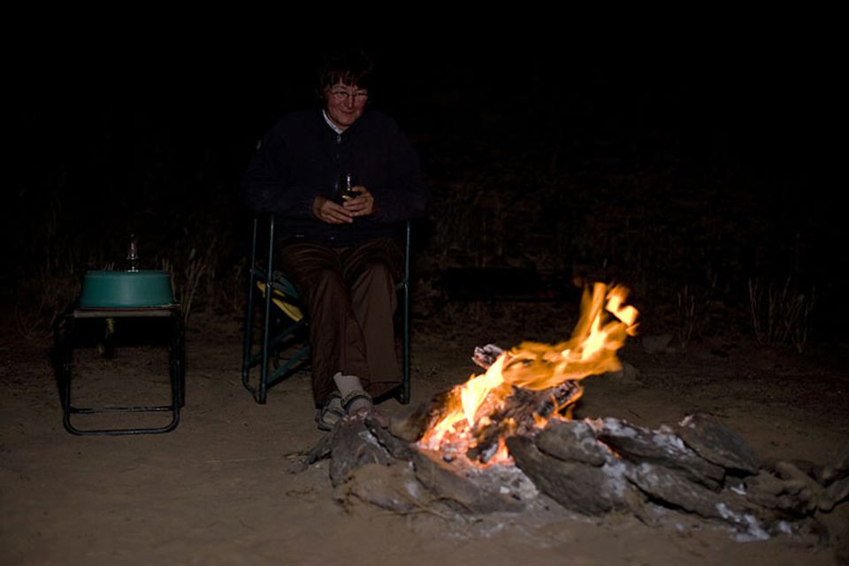 Das abendliche Lagerfeuer - im kalten Wüstenwind ein Genuss Das abendliche Lagerfeuer - im kalten Wüstenwind ein Genuss
