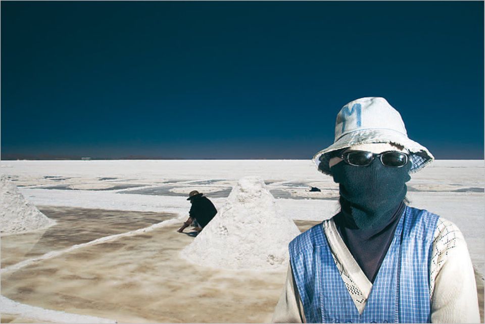 Mit Hut, Tüchern und dunkler Brille schützt sich diese Salzarbeiterin gegen die Kälte und das gleißende Sonnenlicht am Salar de Uyuni in Bolivien, dem größten Salzsee der Erde. Mit dieser Aufnahme gewann Gerald Henzinger aus Nussbach in Österreich den Fotowettbewerb im Juli - und damit eine Fotoreise durch Namibia.