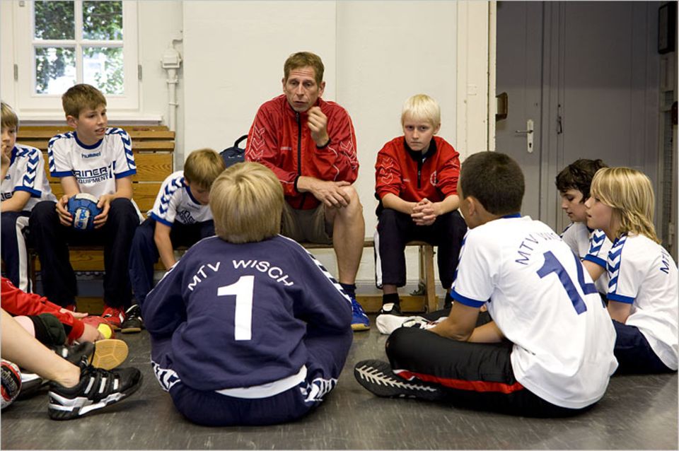Vor dem Spiel gibt Trainer Ulrich Pauluschke taktische Tipps und macht seine Spieler heiß: "Hauen wir die weg?" – "Jaaa!" Vor dem Spiel gibt Trainer Ulrich Pauluschke taktische Tipps und macht seine Spieler heiß: "Hauen wir die weg?" – "Jaaa!"