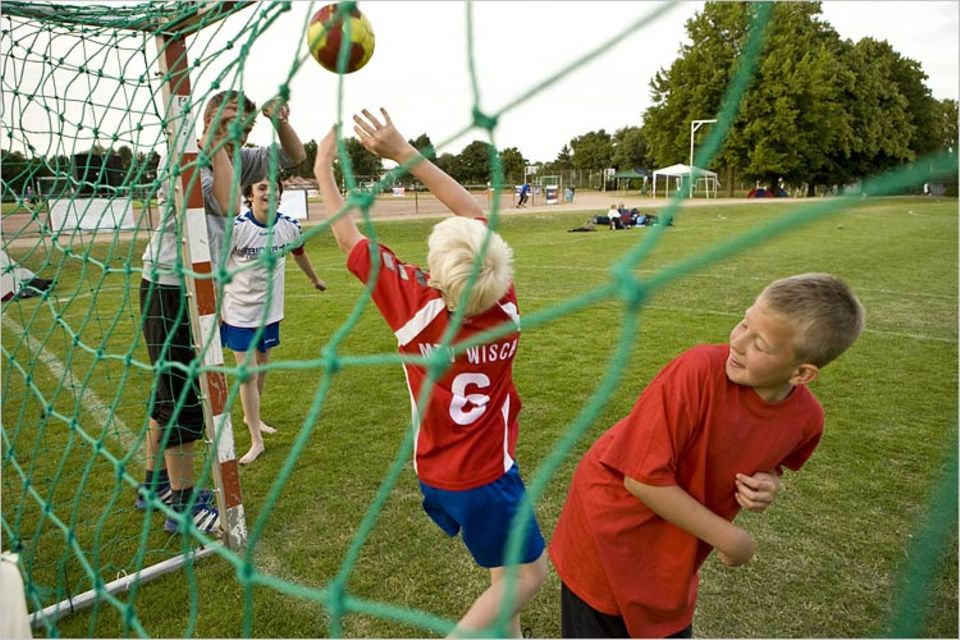 Abends, nach den Vorrundenspielen, zeigen die Spieler vom MTV Wisch: Mit ihrem Handball können sie auch prima Volleyball spielen Abends, nach den Vorrundenspielen, zeigen die Spieler vom MTV Wisch: Mit ihrem Handball können sie auch prima Volleyball spielen