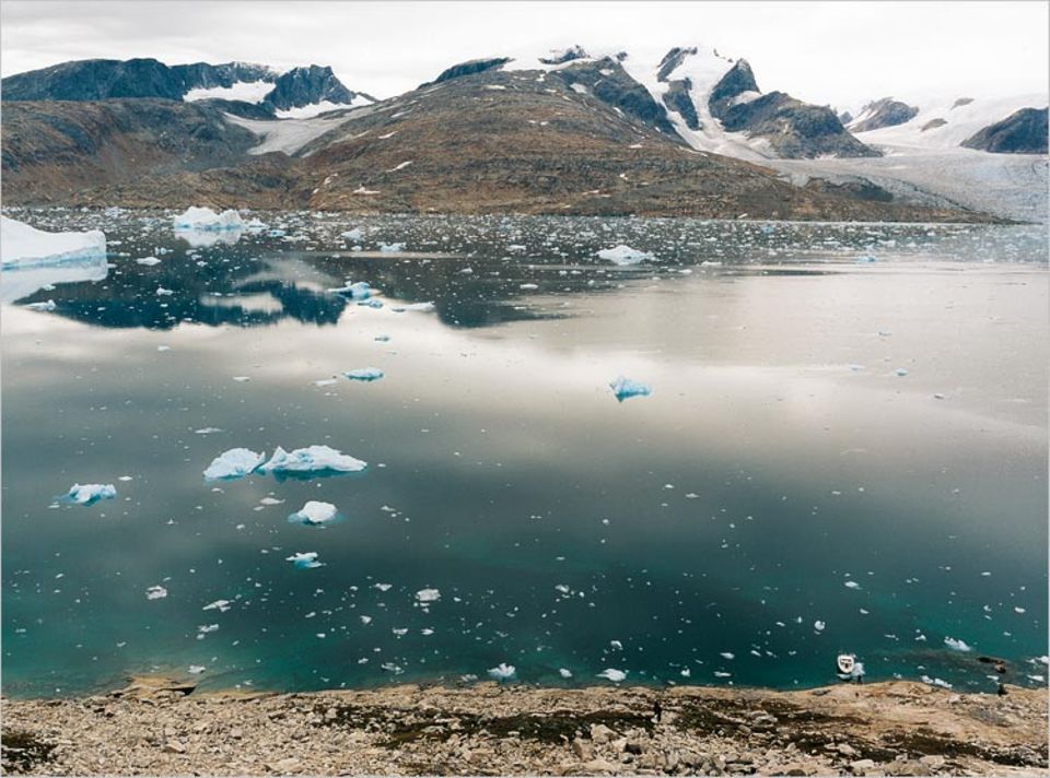 Gigantisches Kühlelement: Im Tasilartik-Fjord schrumpfen Boote auf Spielzeuggröße Gigantisches Kühlelement: Im Tasilartik-Fjord schrumpfen Boote auf Spielzeuggröße