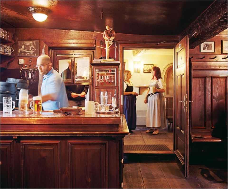 In der Wunderburg in Bamberg residiert das Brauhaus Mahr mit seiner holzgetäfelten Gaststube, für viele gilt sie als die schönste der Stadt. Gezapft wird hier von früh bis spät