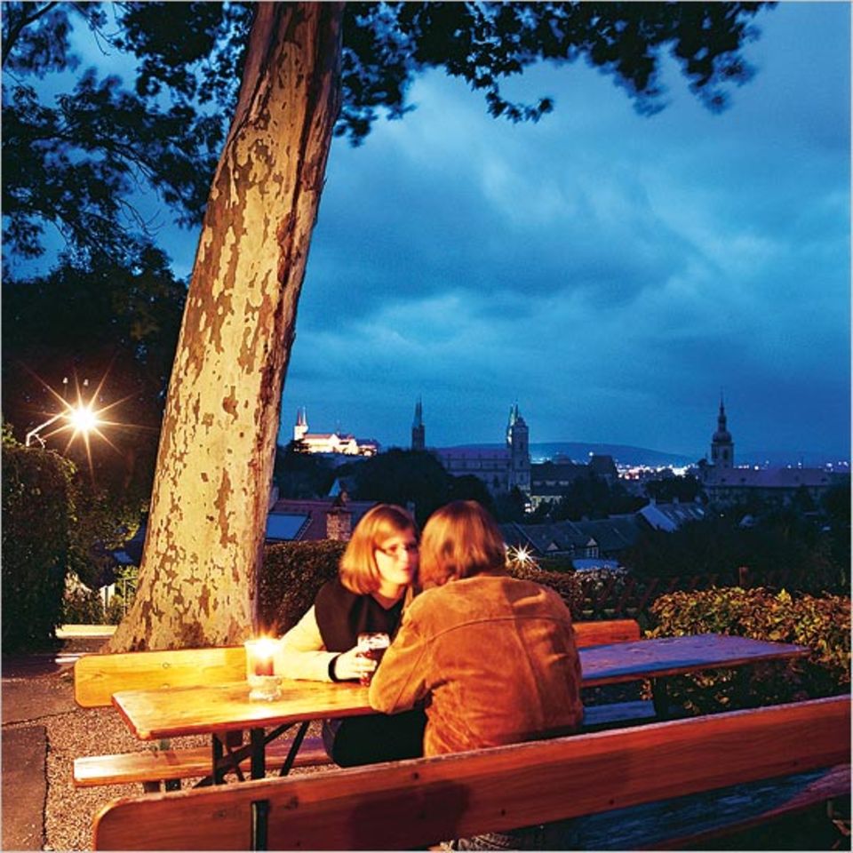 In Oberfranken machen Bier und Landschaft selig - beim Blick über Bambergs Skyline vom "Spezialkeller" aus