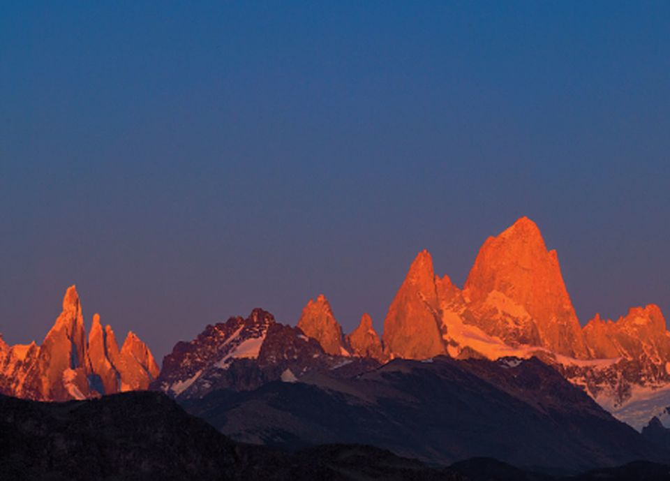 Glutrot glänzen die Gipfel des Cerro Torre (links) und des Cerro Fitz Roy im Morgenlicht. Die mehr als 3000 Meter hohen Granit-Riesen gehö­ren zu den Wahrzeichen des Los-Glaciares-Nationalparks im Süden Argentiniens; unter Bergsteigern gelten sie als fast unbezwingbar. Mit dem Foto hat Darko Böhringer aus Sindelfingen den Online-Wettbewerb im Oktober auf GEO.de gewonnen.