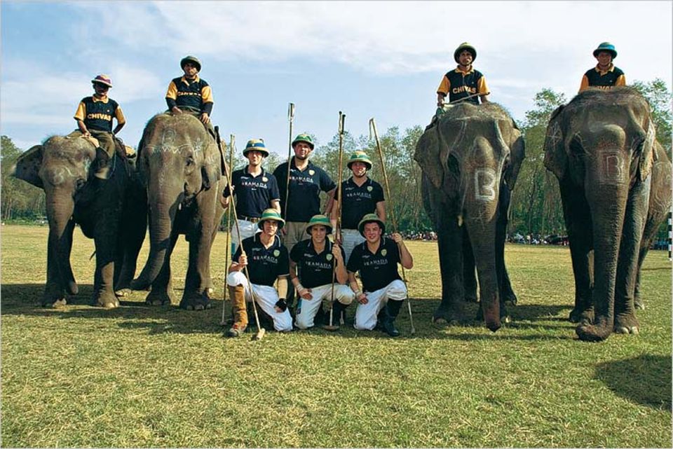 Anderen eine Rüssellänge voraus: Kapitän Graham Little (Mitte, knieend) mit seinem siegreichen Elefanten-Polo-Team in Nepal