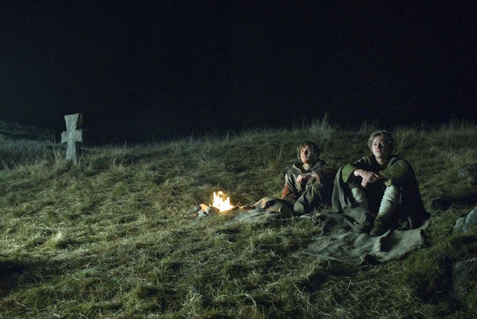 Tonda (Daniel Brühl) und Krabat (David Kross) verbringen die Osternacht unter freiem Himmel. Tonda (Daniel Brühl) und Krabat (David Kross) verbringen die Osternacht unter freiem Himmel.