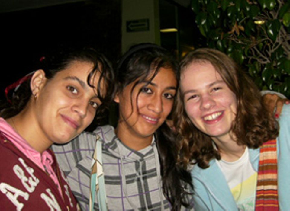 Sarah (rechts) mit zwei mexikanischen Freundinnen