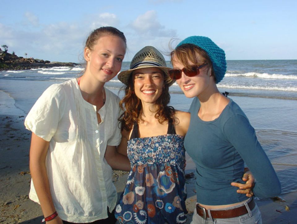 Teresa (rechts) mit Freundinnen am Strand in Port Douglas