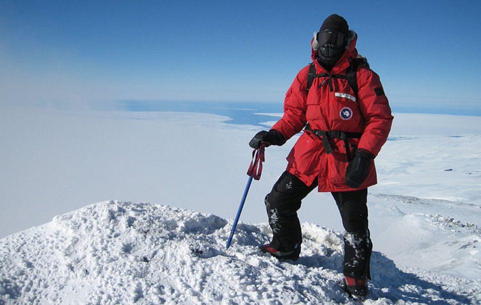 Standfest und der Kälte trotzend: "Explorer" Lars Abromeit 2006 auf dem Gipfel des Erebus in der Antarktis Standfest und der Kälte trotzend: "Explorer" Lars Abromeit 2006 auf dem Gipfel des Erebus in der Antarktis
