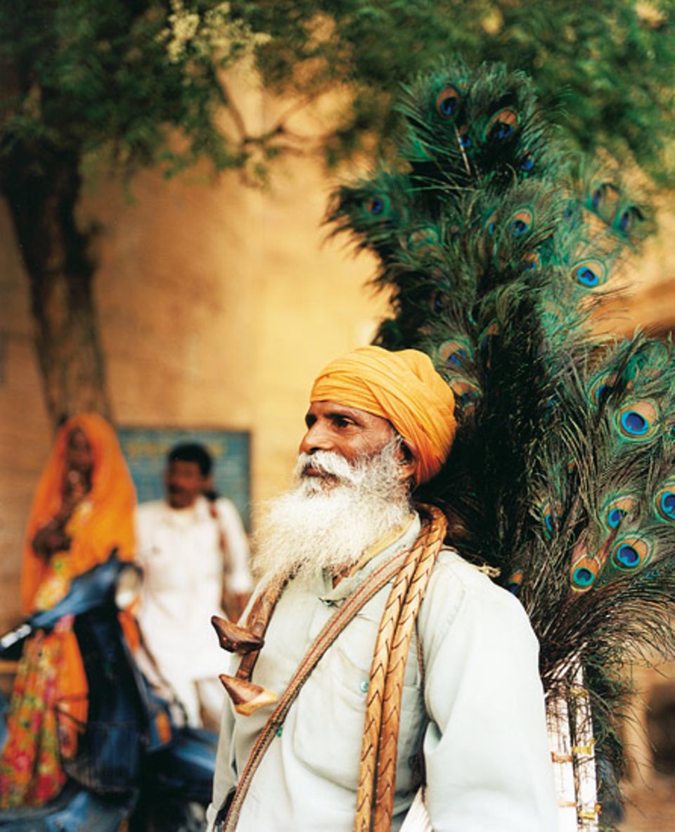 In der Altstadt von Jaisalmer verkauft Kali Charan Singh Fächer aus Pfauenfedern