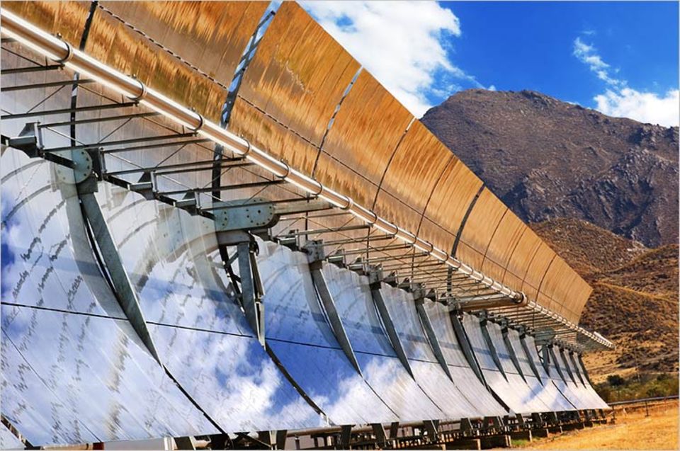 Riesige Sonnenkollektoren in der Wüste könnten bald einen Großteil des Energiebedarfs der Menschheit decken Riesige Sonnenkollektoren in der Wüste könnten bald einen Großteil des Energiebedarfs der Menschheit decken
