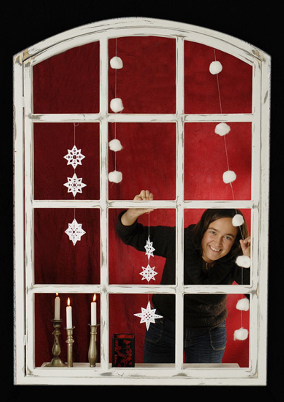 Textredakteurin Barbara Lich schmückt ihr Fenster mit winterlichen "Schneeflocken" - so gibt's garantiert weiße Weihnachten! Textredakteurin Barbara Lich schmückt ihr Fenster mit winterlichen "Schneeflocken" - so gibt's garantiert weiße Weihnachten!